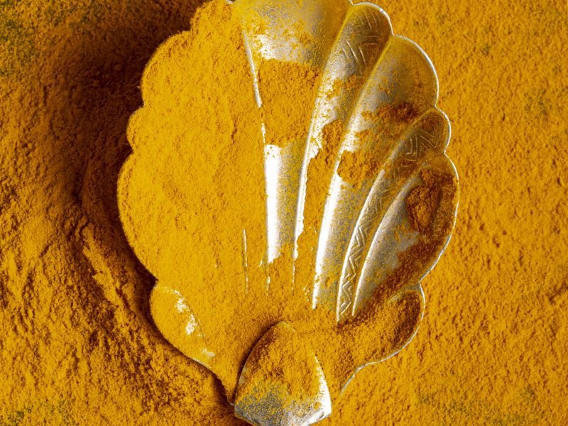 close-up-spoon-with-turmeric